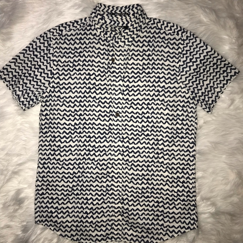 White shirt sleeve shirt with zigzag design